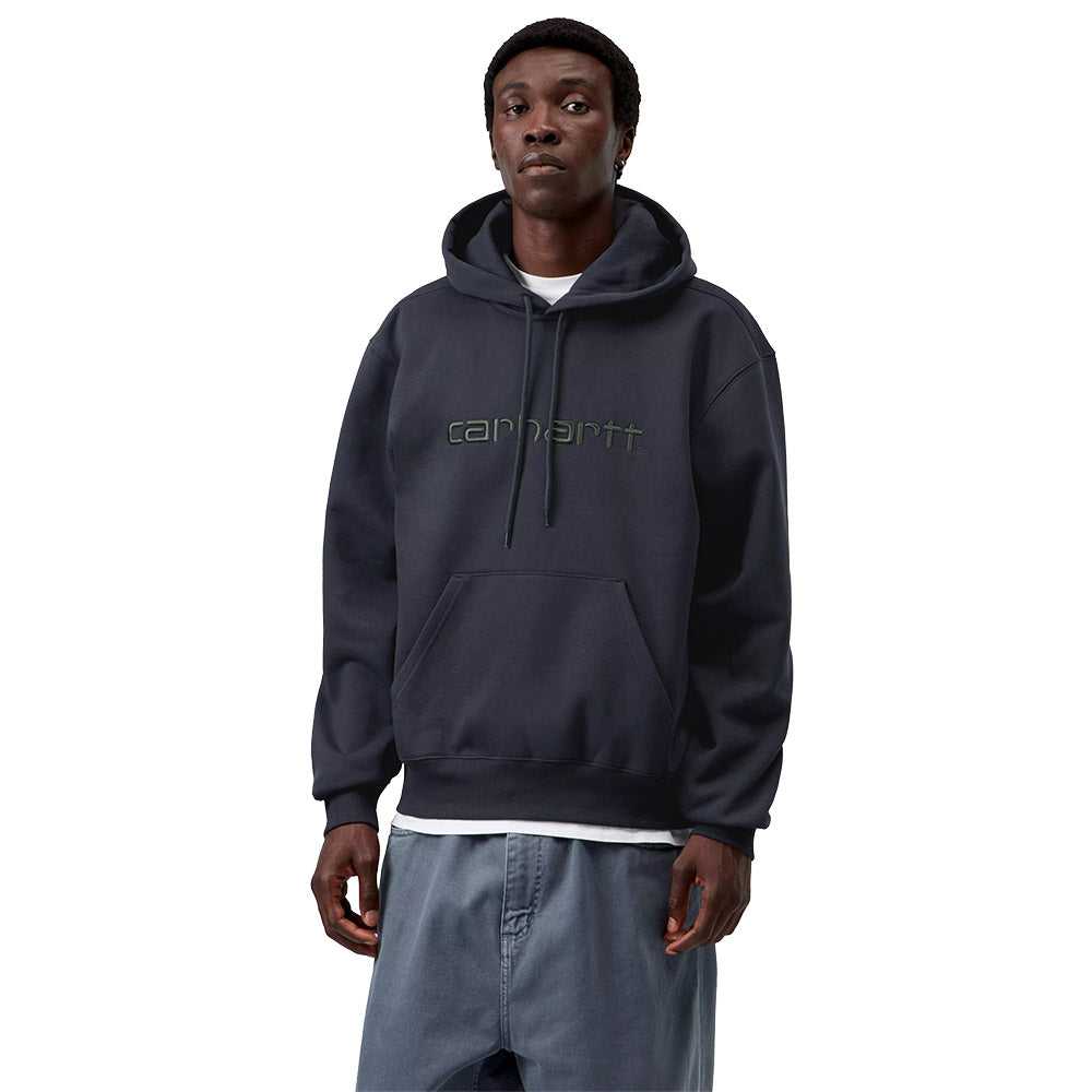 Felpa con cappuccio Carhartt WIP Hooded Carhartt Sweatshirt Dark Navy / Dark Scarab – indossata vista frontale