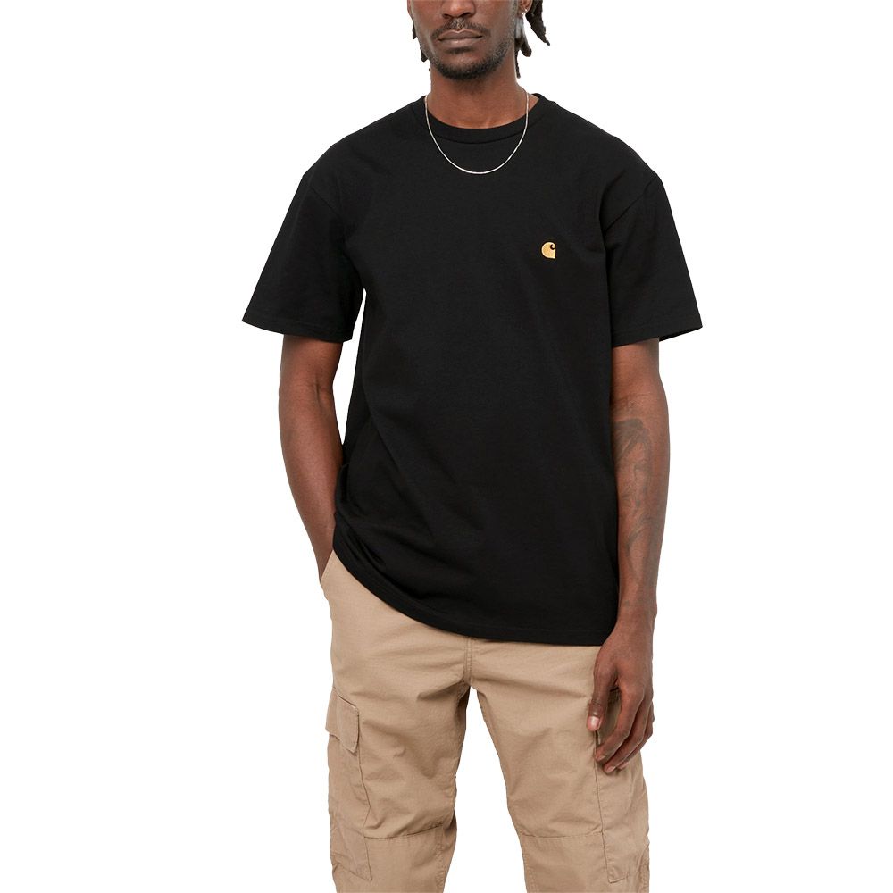 T-shirt Carhartt WIP S/S Chase T-Shirt Black / Gold – indossata vista frontale