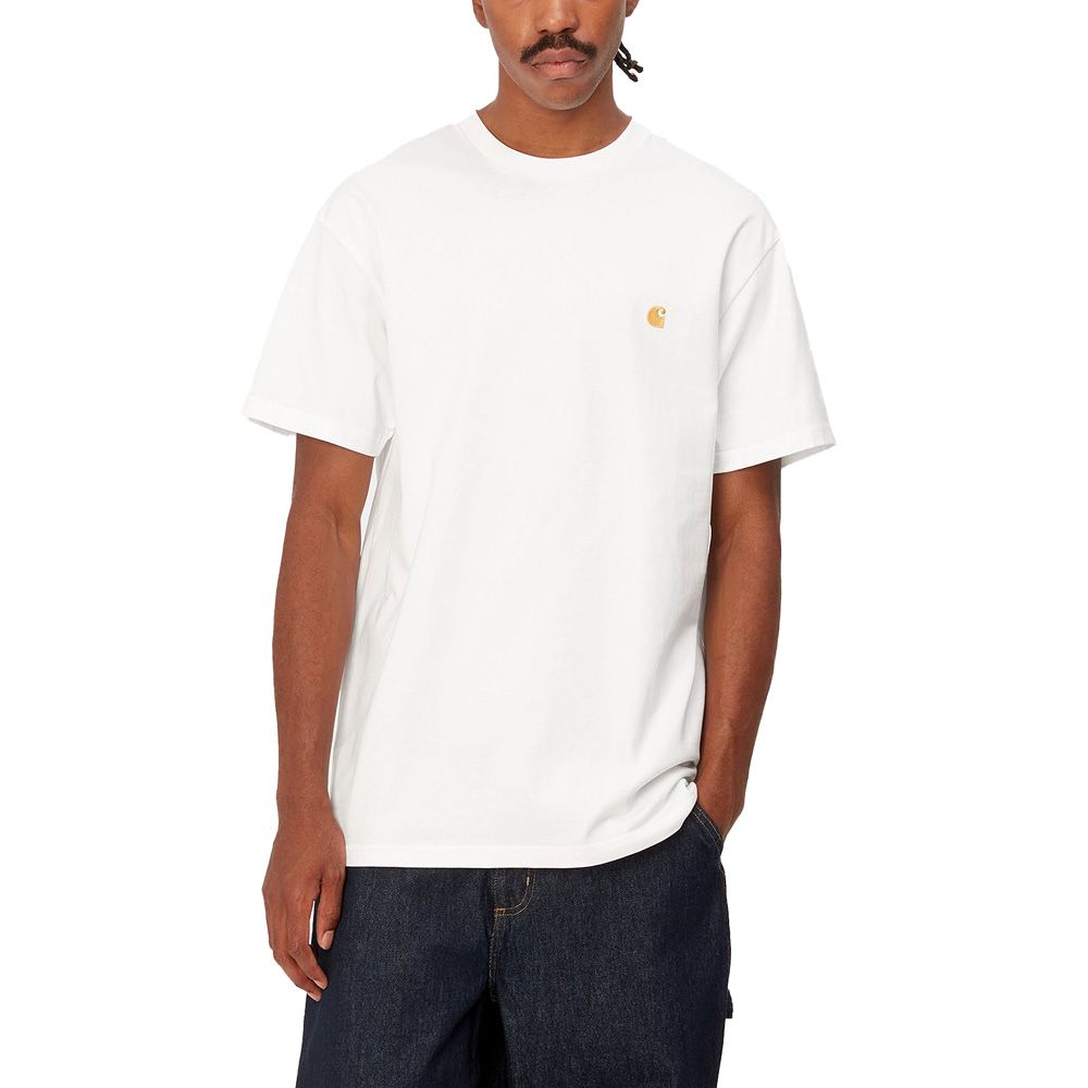 T-shirt Carhartt WIP S/S Chase T-Shirt White / Gold – indossata vista frontale