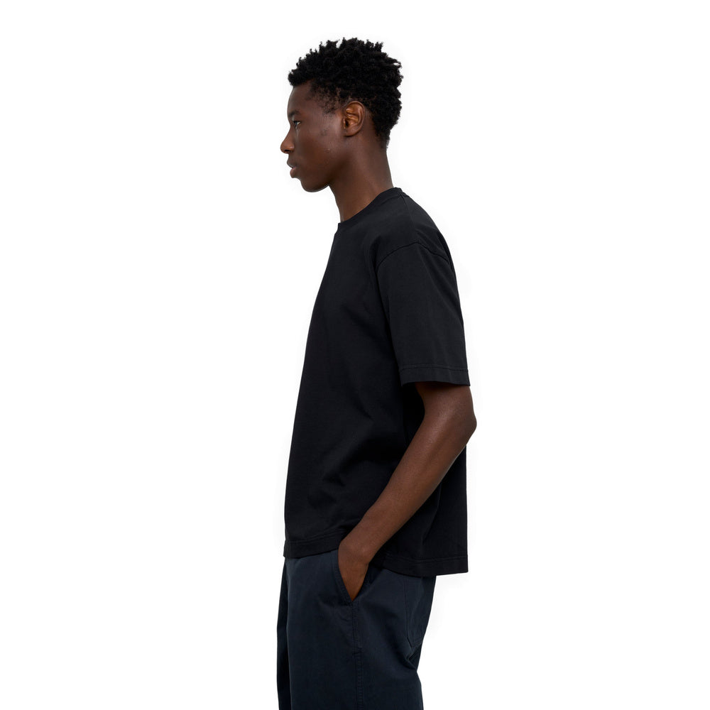 T-shirt Colorful Standard Heavy Organic Boxy Tee Deep Black – indossata da un modello, vista laterale