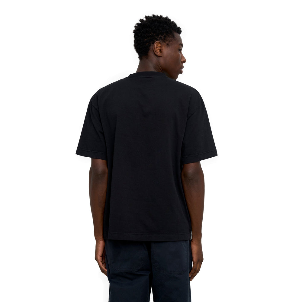 T-shirt Colorful Standard Heavy Organic Boxy Tee Deep Black – indossata da un modello, vista posteriore