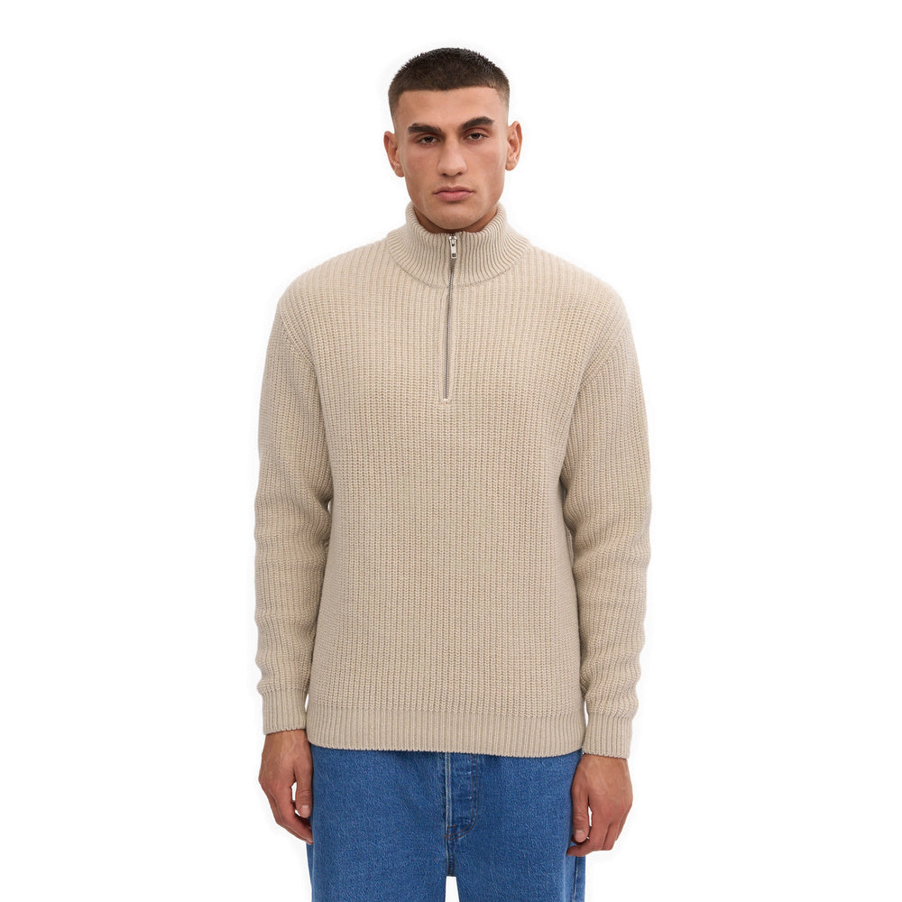 Maglione Colorful Standard Merino Quarter Zip Ivory White – indossato da un modello, vista frontale