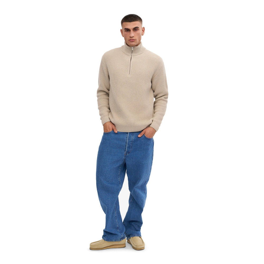 Maglione Colorful Standard Merino Quarter Zip Ivory White – indossato da un modello, figura intera