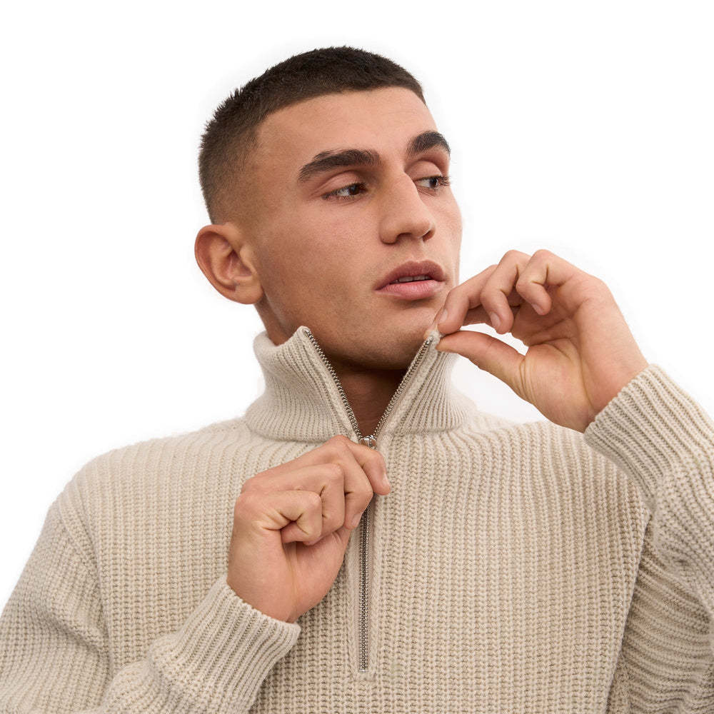 Maglione Colorful Standard Merino Quarter Zip Ivory White – primo piano indossato da un modello