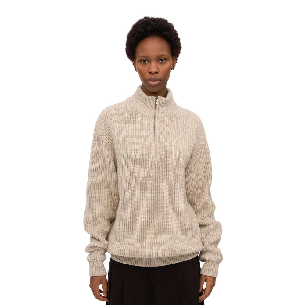 Maglione Colorful Standard Merino Quarter Zip Ivory White – indossato da una modella, vista frontale