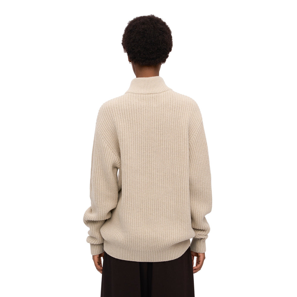 Maglione Colorful Standard Merino Quarter Zip Ivory White – indossato da una modella, vista posteriore