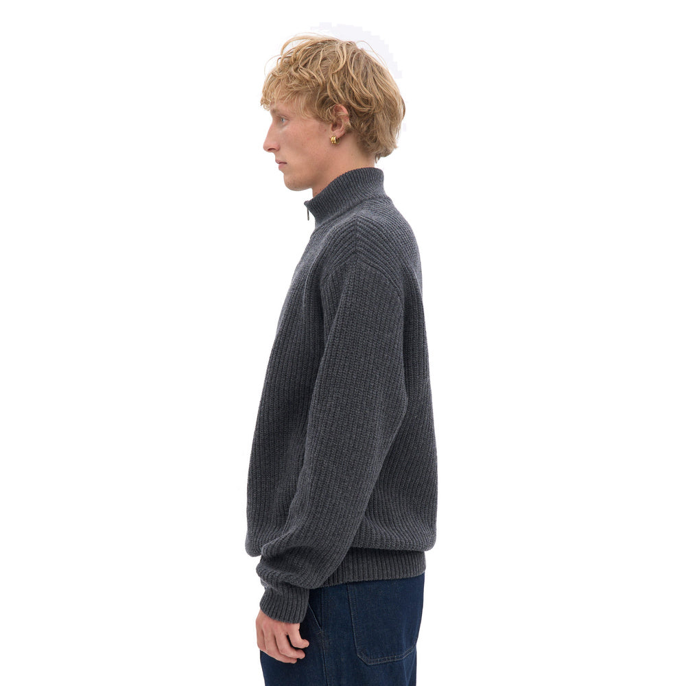 Maglione Colorful Standard Merino Quarter Zip Lava Grey – indossato da un modello, vista laterale