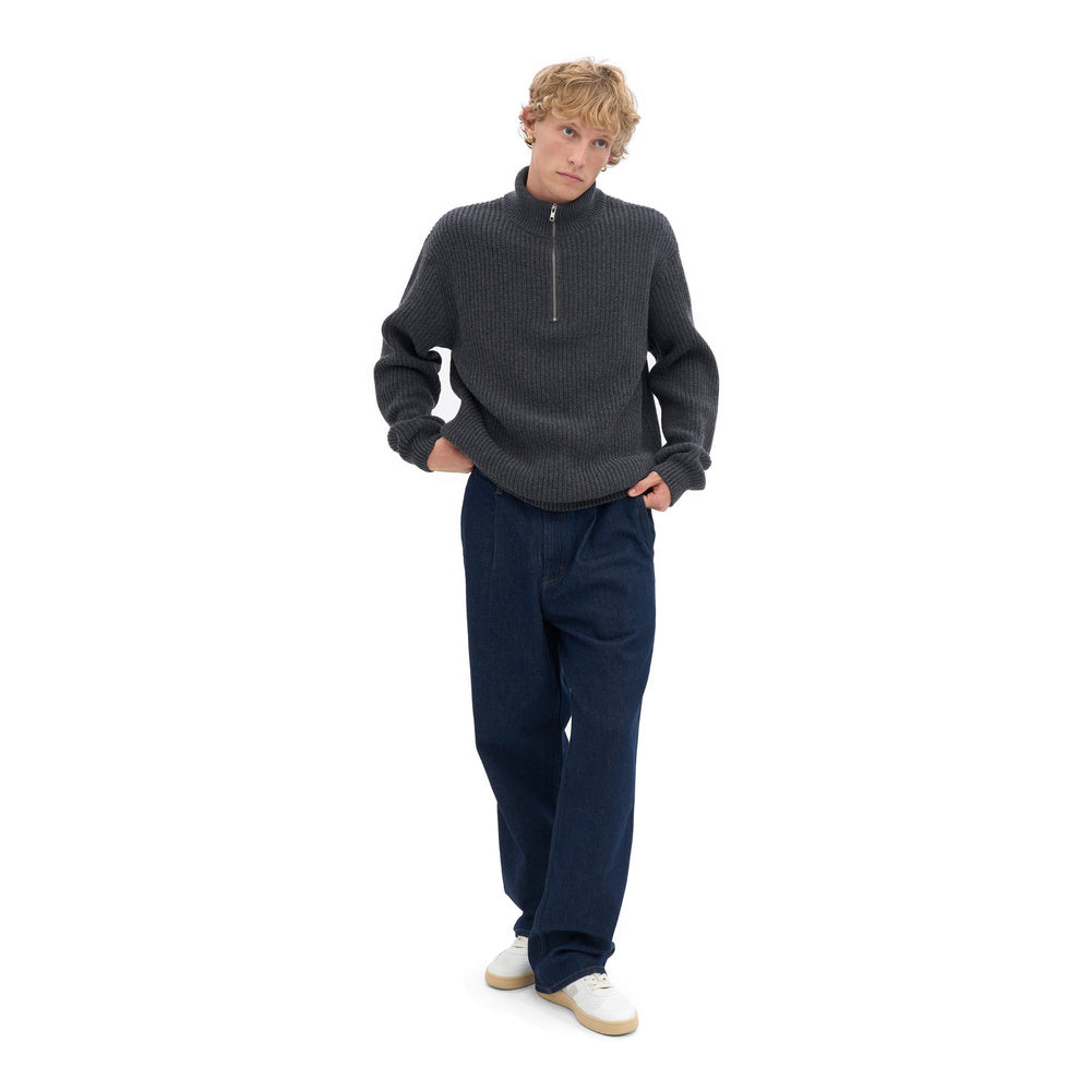 Maglione Colorful Standard Merino Quarter Zip Lava Grey – indossato da un modello, figura intera