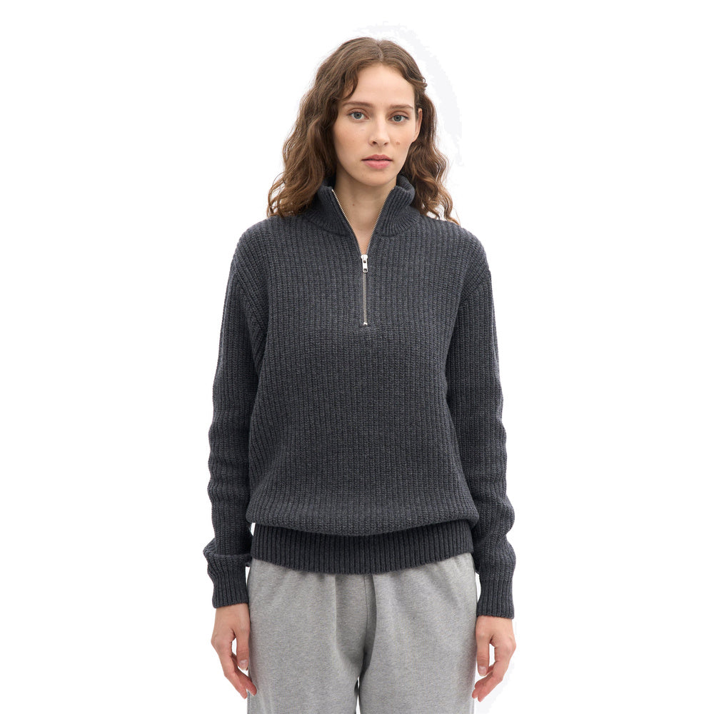 Maglione Colorful Standard Merino Quarter Zip Lava Grey – indossato da una modella, vista frontale