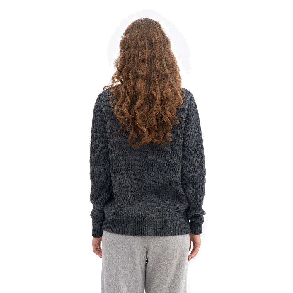 Maglione Colorful Standard Merino Quarter Zip Lava Grey – indossato da una modella, vista posteriore
