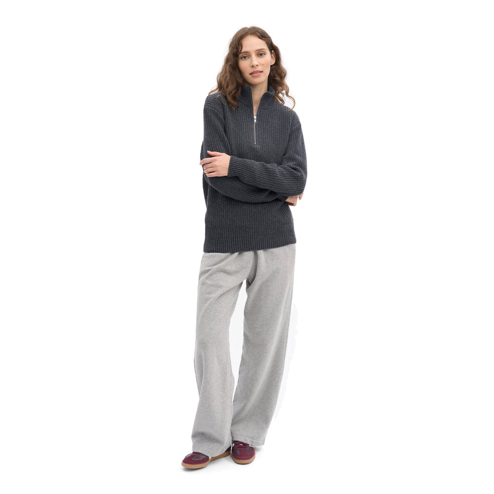 Maglione Colorful Standard Merino Quarter Zip Lava Grey – indossato da una modella, figura intera