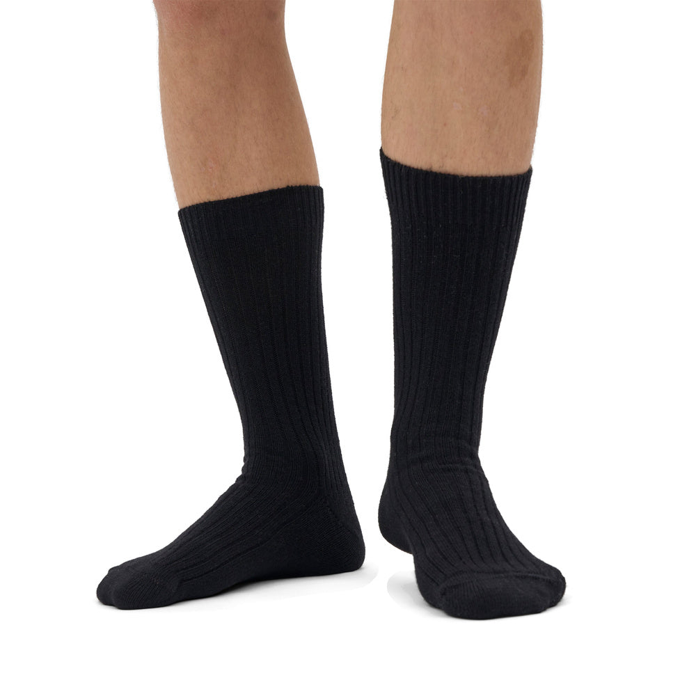 Calze Colorful Standard Merino Wool Blend Sock Deep Black – indossate da un modello, vista frontale