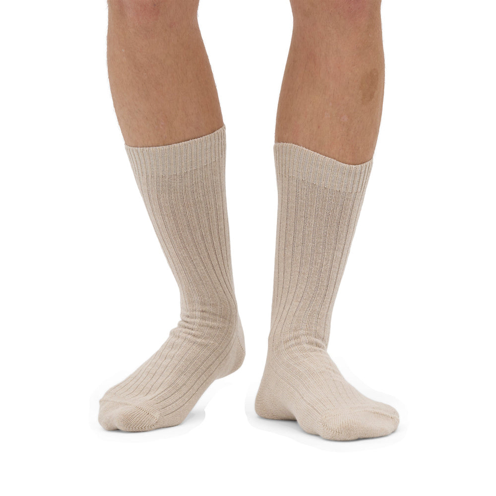 Calze Colorful Standard Merino Wool Blend Sock Ivory White – indossate da un modello, vista frontale