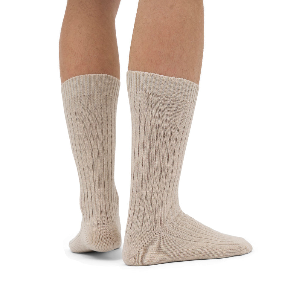 Calze Colorful Standard Merino Wool Blend Sock Ivory White – indossate da un modello, vista di tre quarti