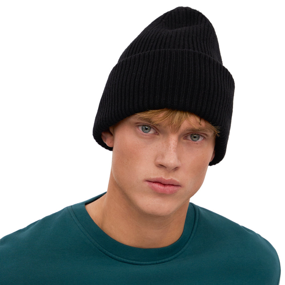 Berretto Colorful Standard Merino Wool Hat Deep Black – primo piano indossato da un modello