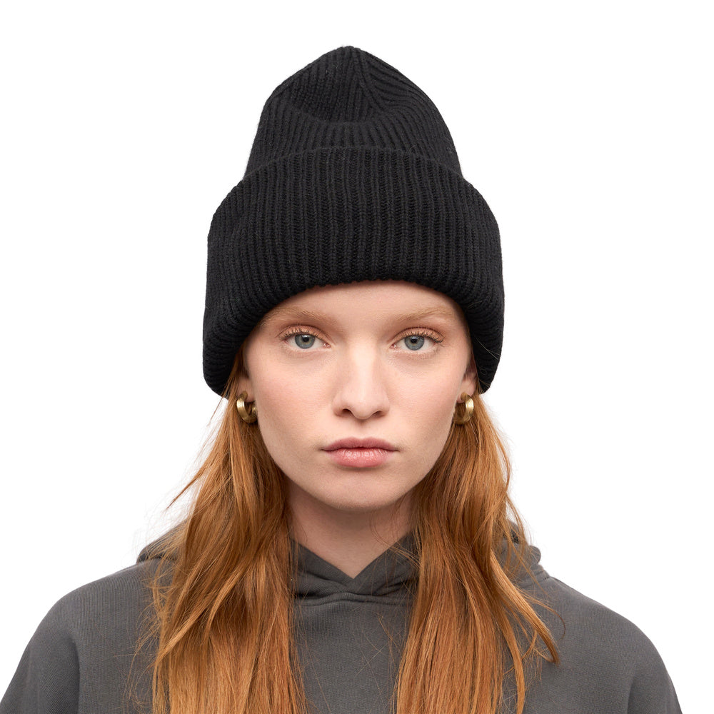 Berretto Colorful Standard Merino Wool Hat Deep Black – indossato da una modella, vista frontale