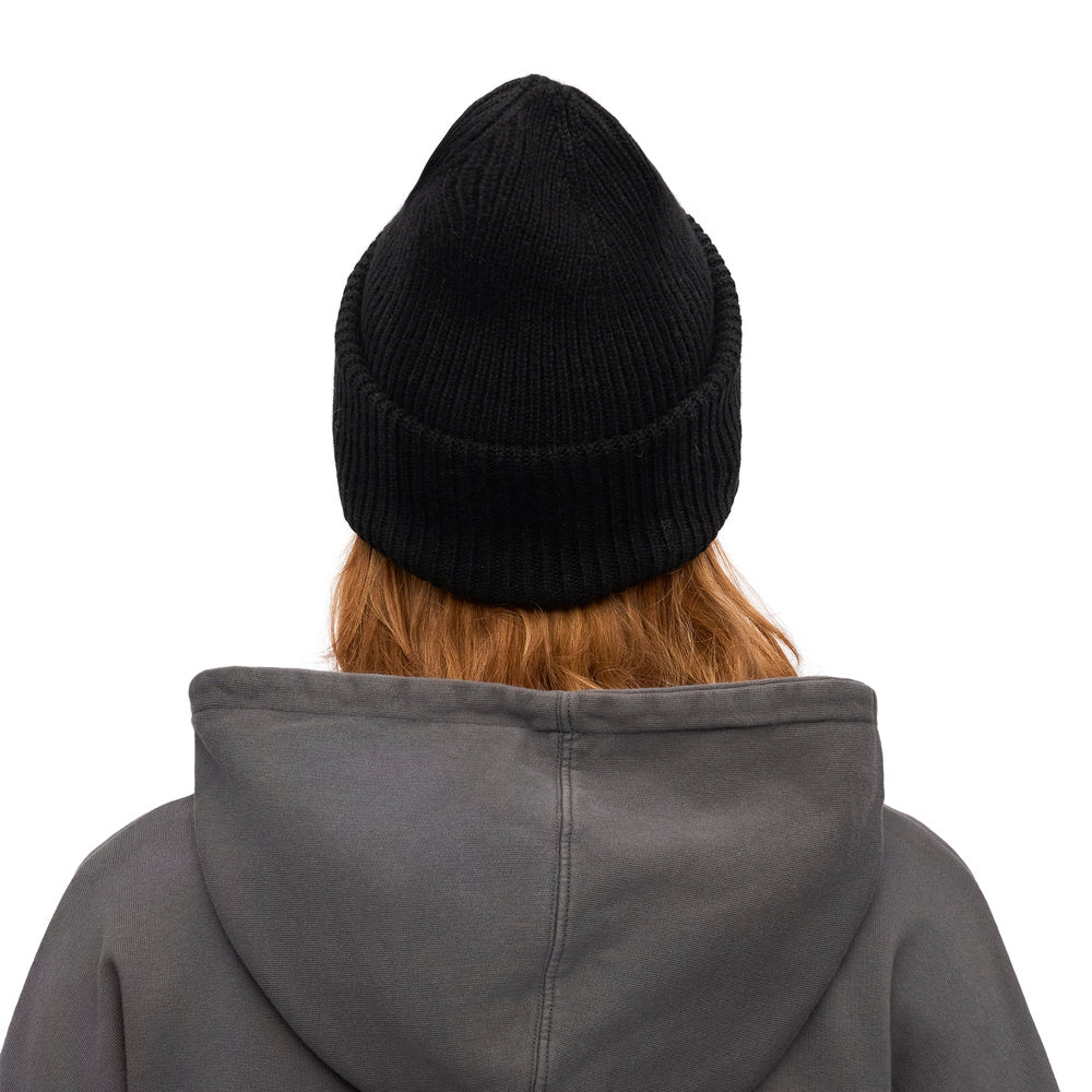Berretto Colorful Standard Merino Wool Hat Deep Black – indossato da una modella, vista posteriore