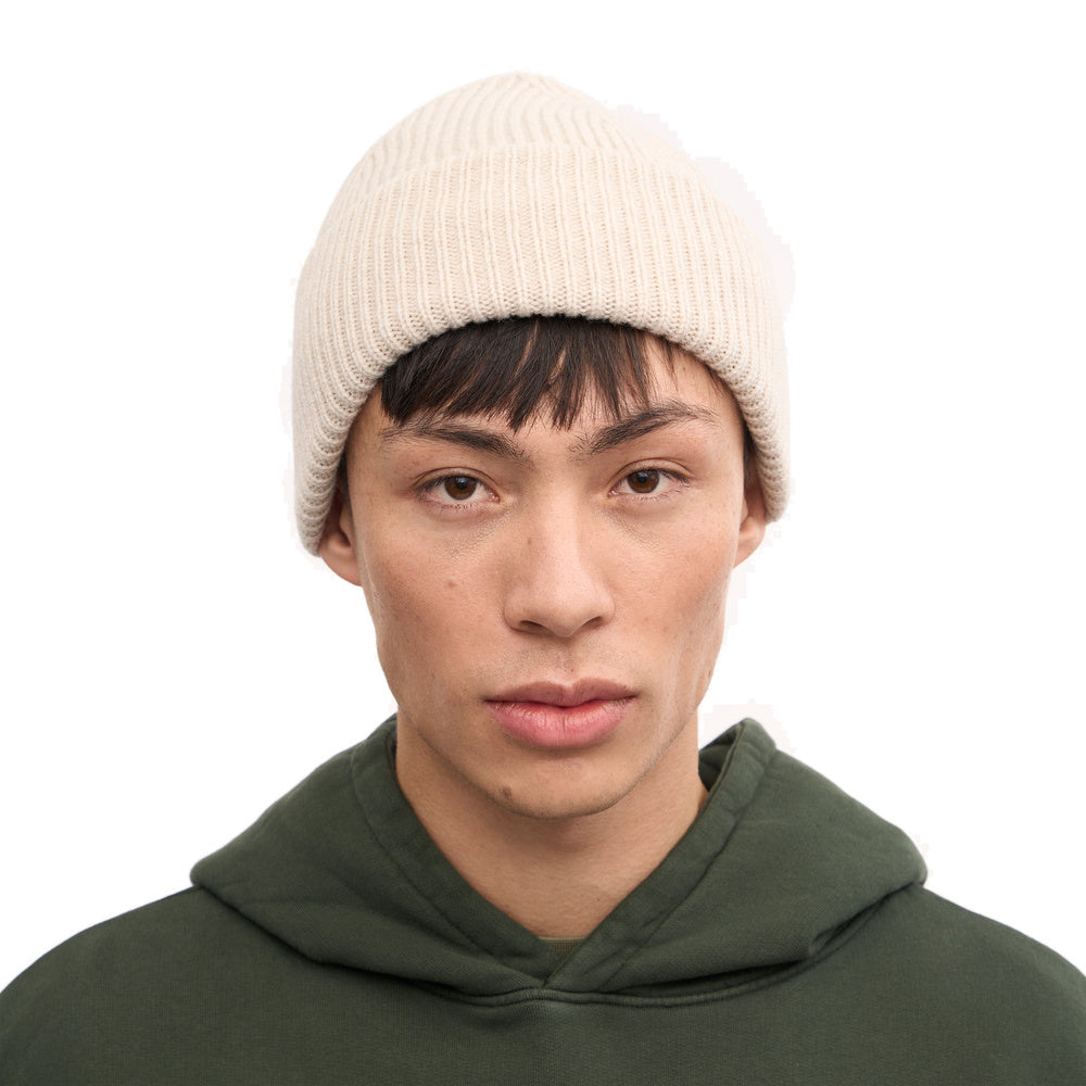 Berretto Colorful Standard Merino Wool Hat Ivory White – indossato da un modello, vista frontale