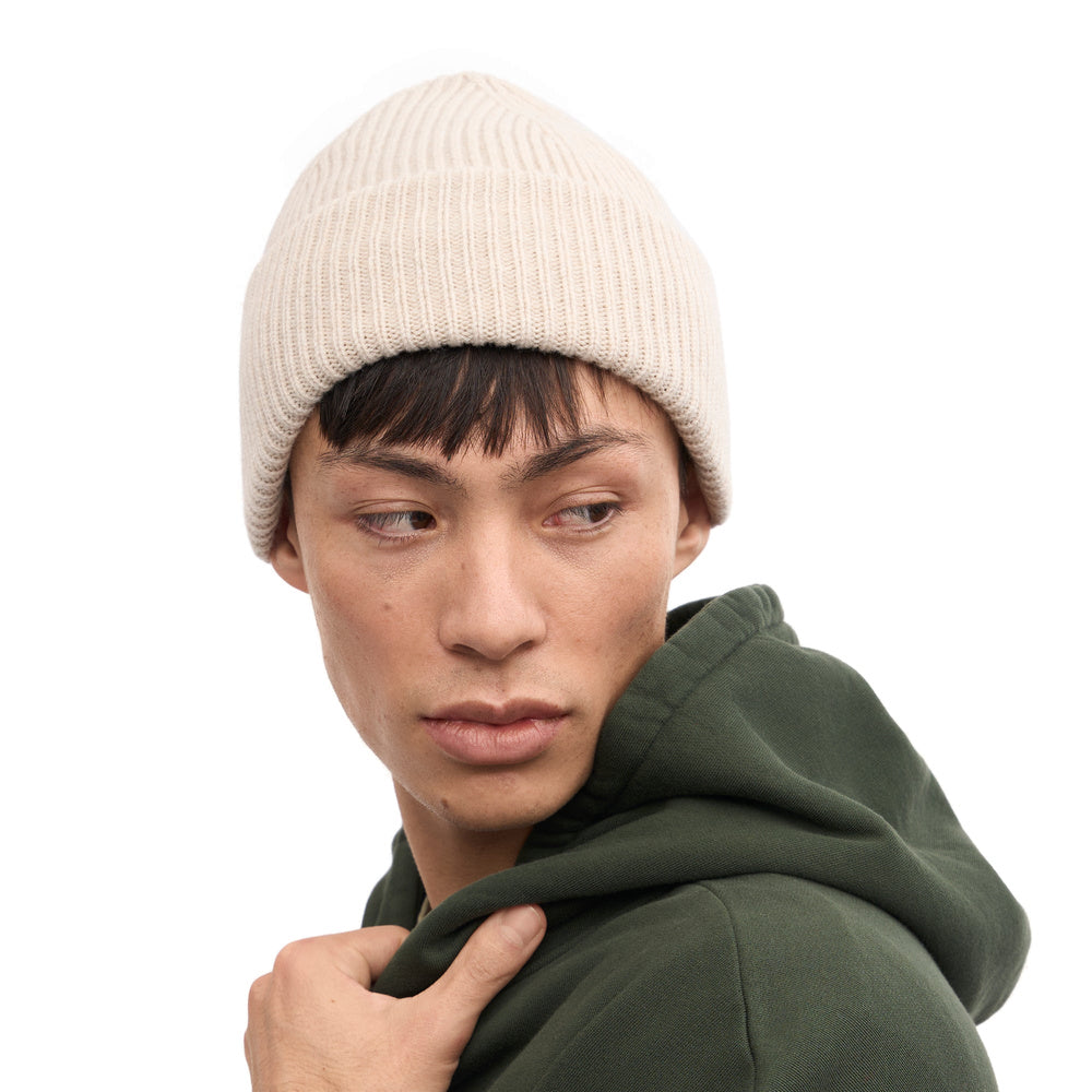Berretto Colorful Standard Merino Wool Hat Ivory White – primo piano indossato da un modello