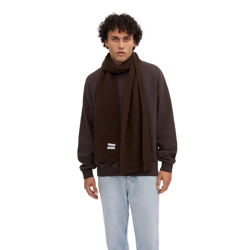 Sciarpa Colorful Standard Merino Wool Scarf Coffee Brown – indossata da un modello, vista frontale