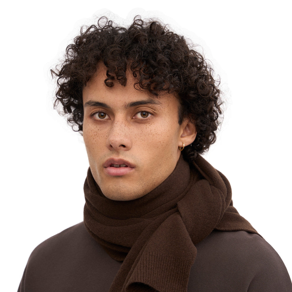Sciarpa Colorful Standard Merino Wool Scarf Coffee Brown – primo piano indossata da un modello