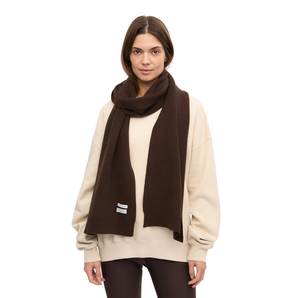 Sciarpa Colorful Standard Merino Wool Scarf Coffee Brown – indossata da una modella, vista frontale