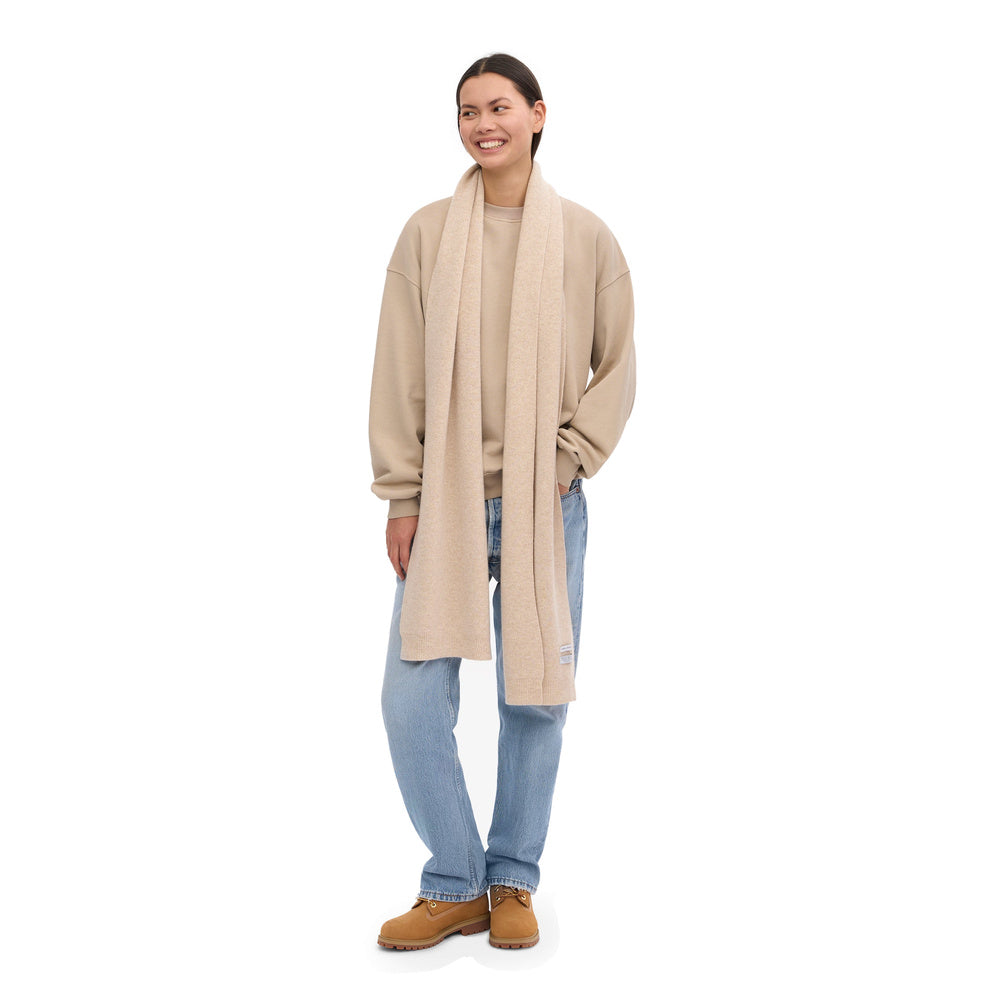 Sciarpa Colorful Standard Merino Wool Scarf Ivory White – indossata da una modella, figura intera