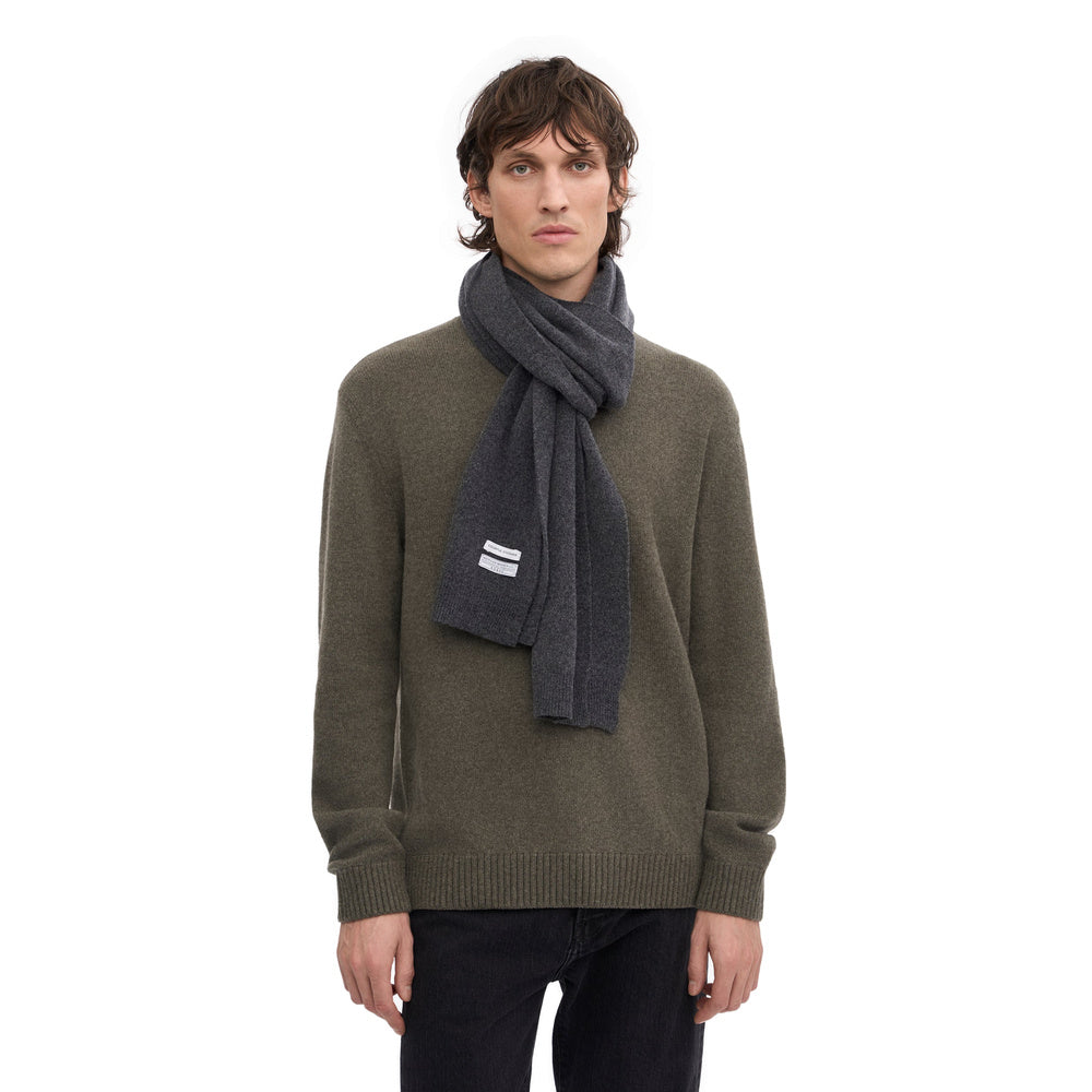 Sciarpa Colorful Standard Merino Wool Scarf Lava Grey – indossata da un modello, vista frontale