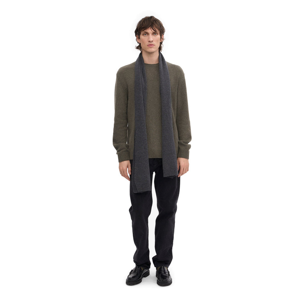 Sciarpa Colorful Standard Merino Wool Scarf Lava Grey – indossata da un modello, figura intera