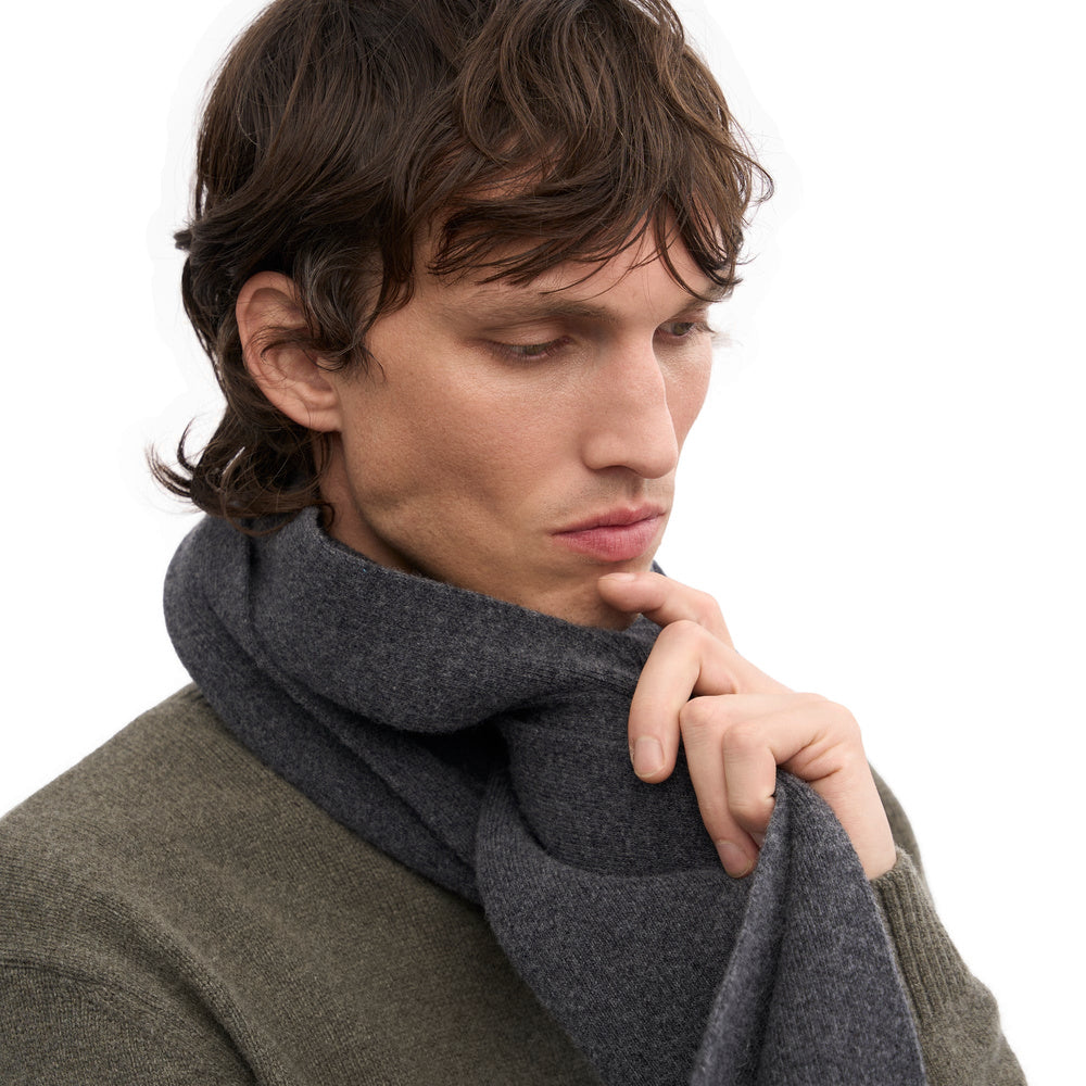 Sciarpa Colorful Standard Merino Wool Scarf Lava Grey – primo piano indossata da un modello