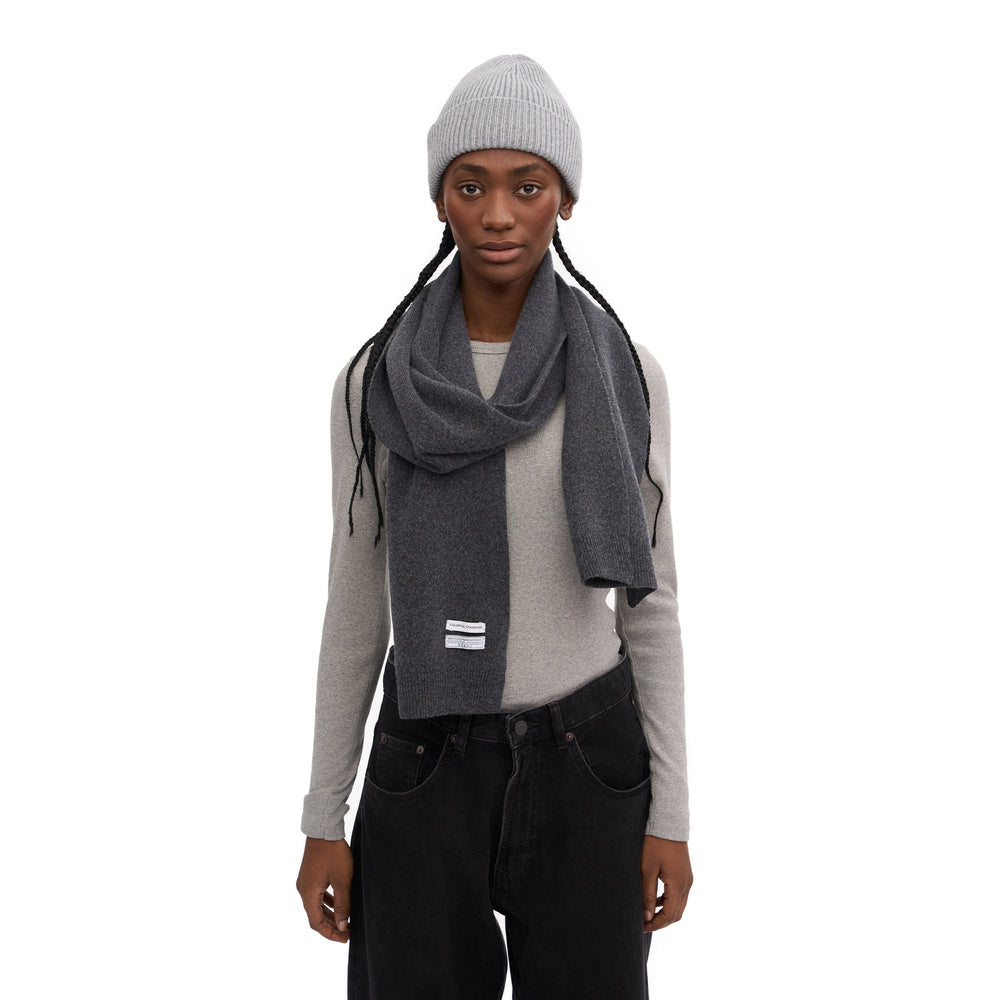 Sciarpa Colorful Standard Merino Wool Scarf Lava Grey – indossata da una modella, vista frontale