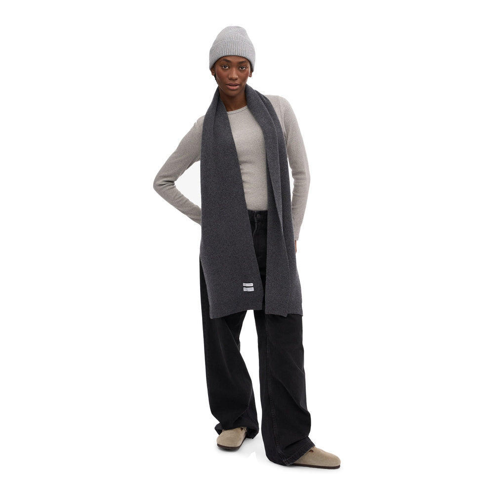 Sciarpa Colorful Standard Merino Wool Scarf Lava Grey – indossata da una modella, figura intera