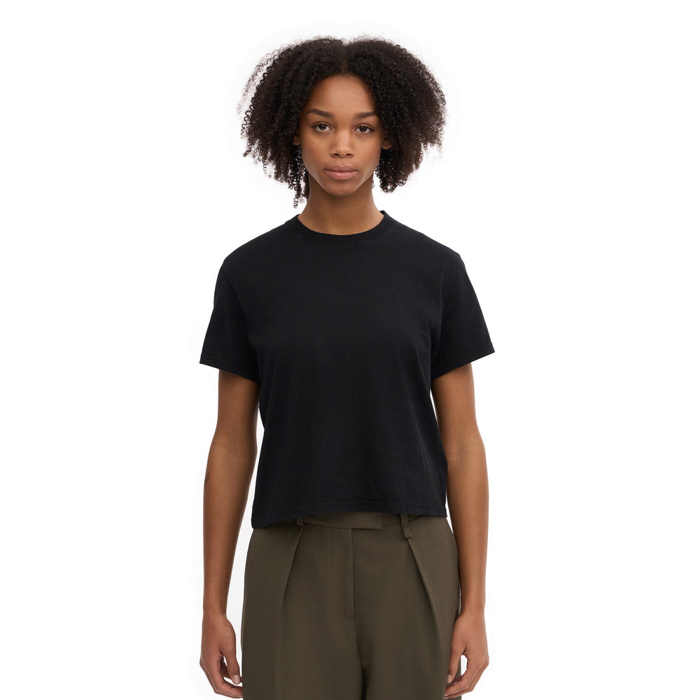 T-shirt Colorful Standard Organic Boxy Crop Tee Deep Black – indossata da una modella, vista frontale