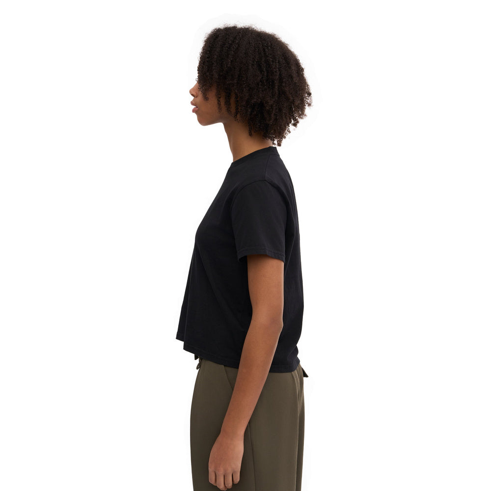 T-shirt Colorful Standard Organic Boxy Crop Tee Deep Black – indossata da una modella, vista laterale
