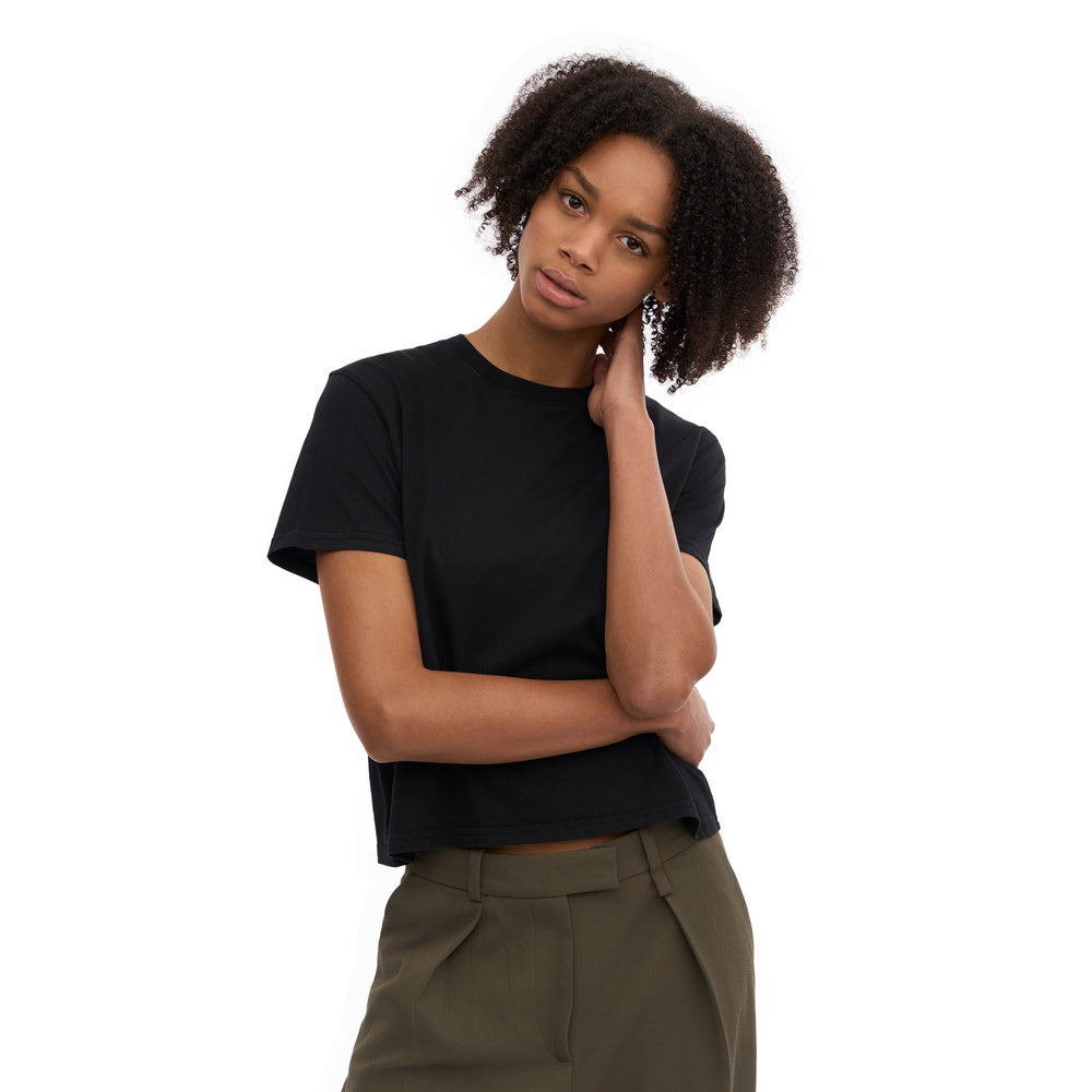 T-shirt Colorful Standard Organic Boxy Crop Tee Deep Black – primo piano indossata da una modella