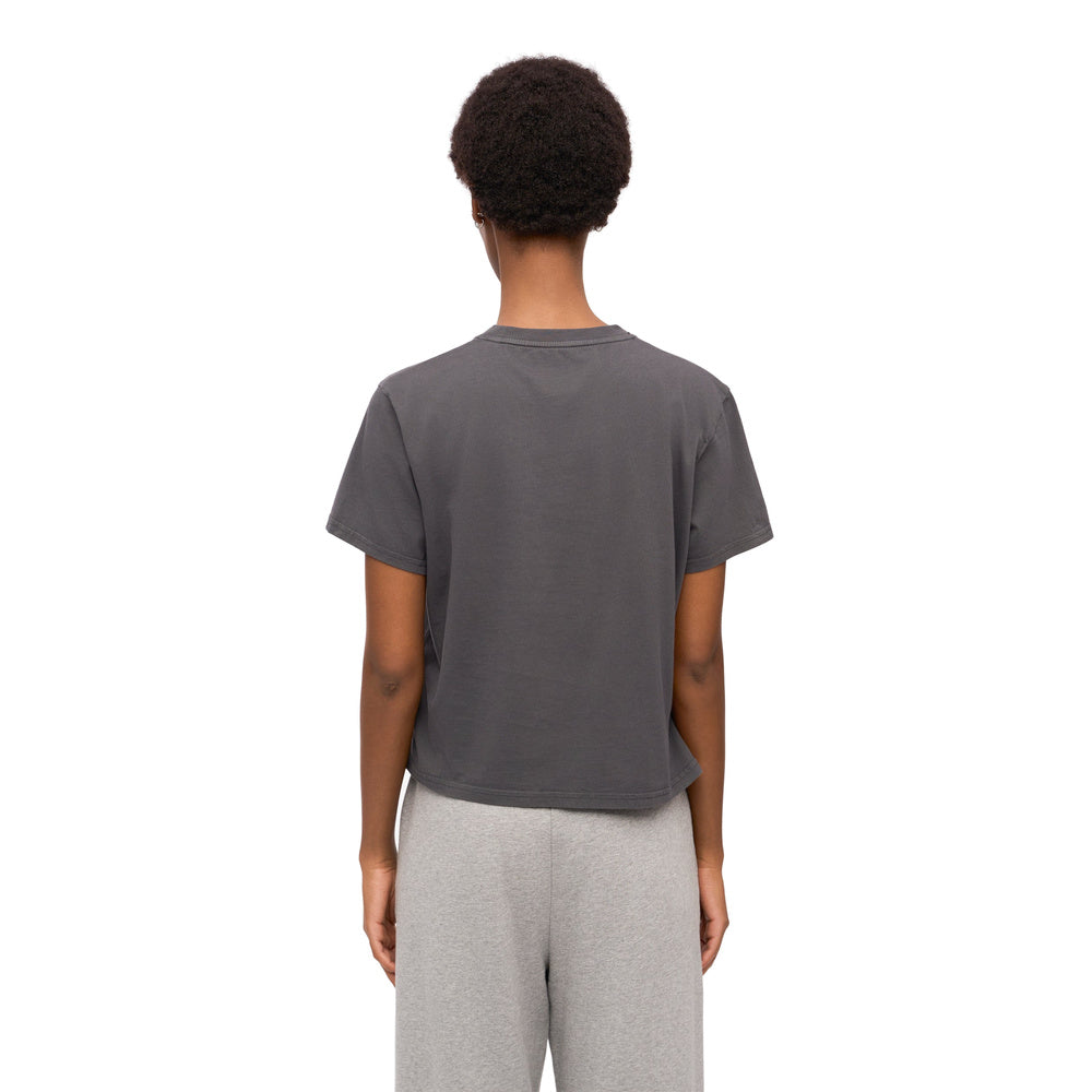 T-shirt Colorful Standard Organic Boxy Crop Tee Lava Grey – indossata da una modella, vista posteriore