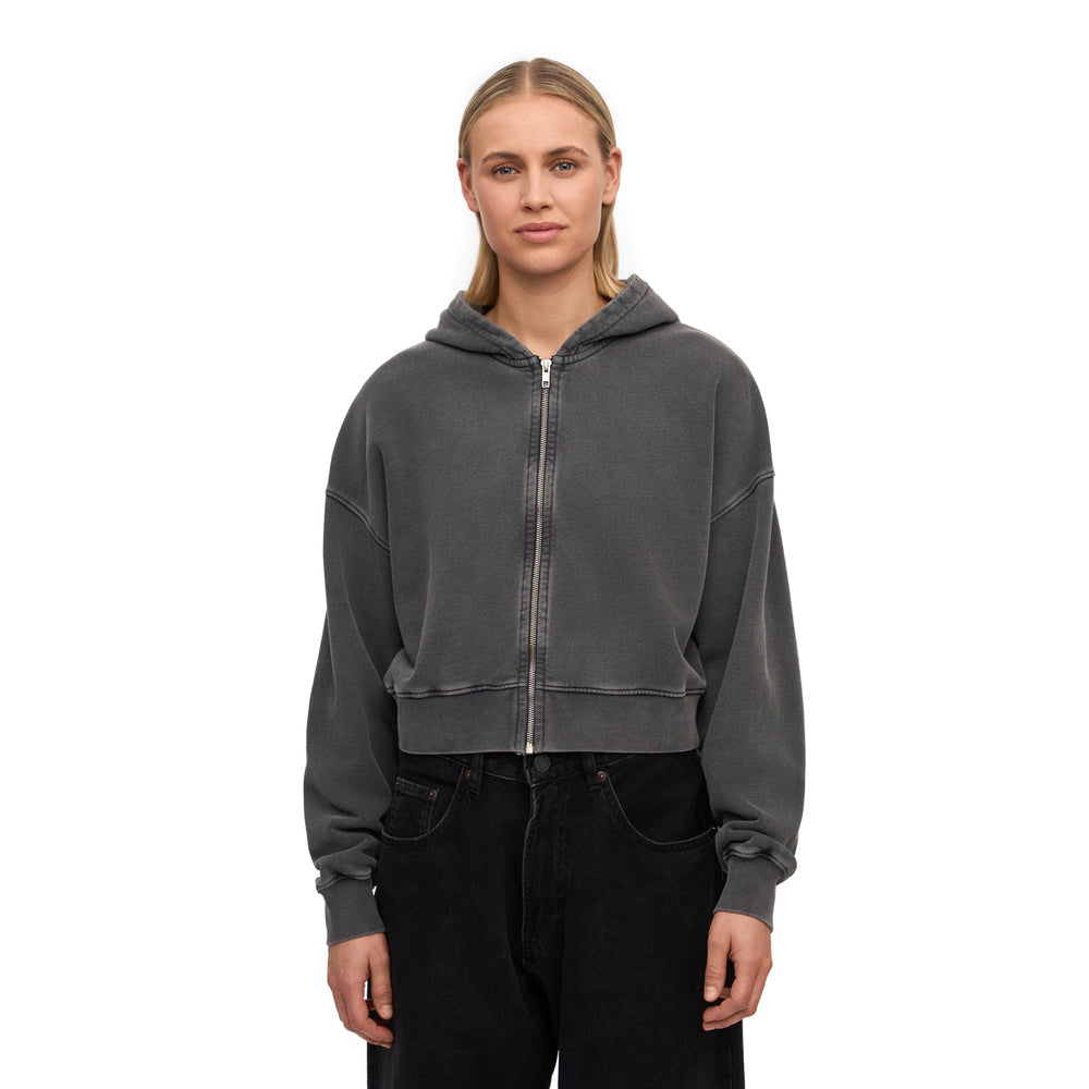 Felpa con cappuccio Colorful Standard Organic Crop Zip Hood Faded Black – indossata da una modella, vista frontale