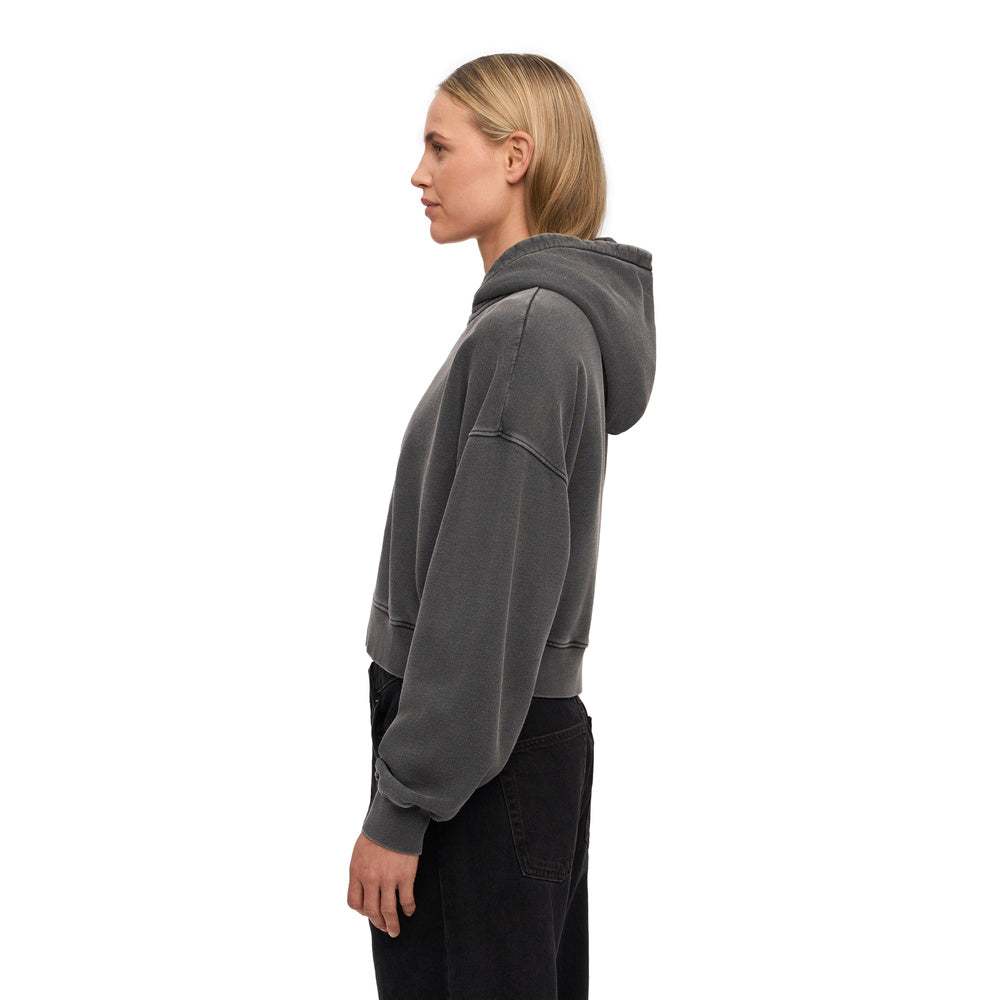 Felpa con cappuccio Colorful Standard Organic Crop Zip Hood Faded Black – indossata da una modella, vista laterale