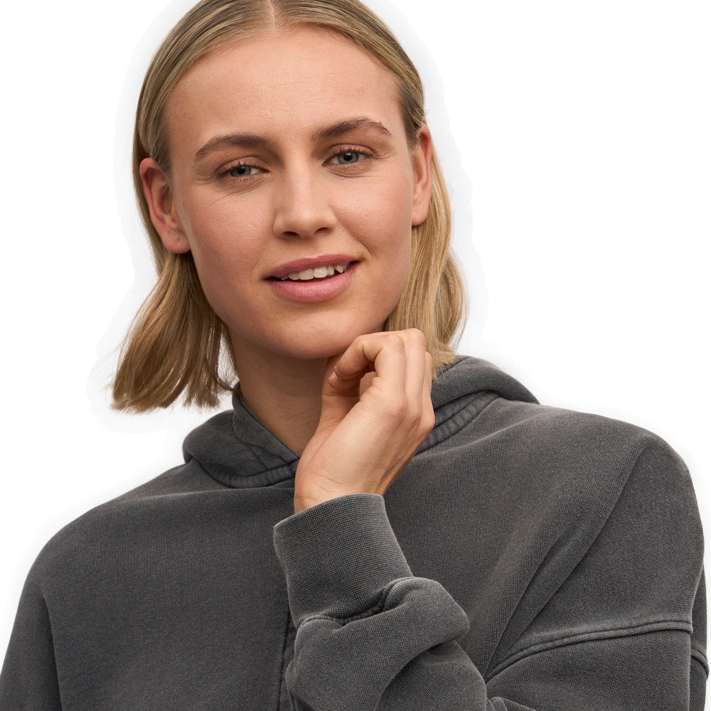 Felpa con cappuccio Colorful Standard Organic Crop Zip Hood Faded Black – primo piano indossata da una modella