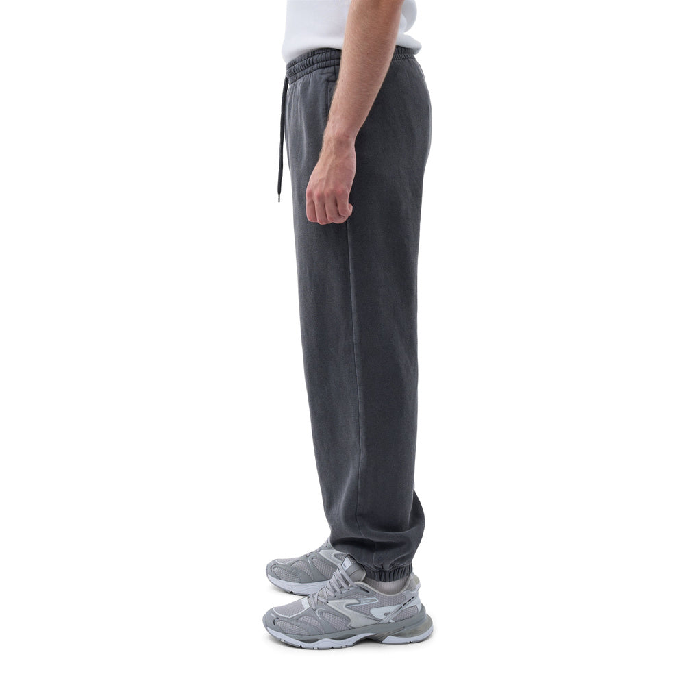 Pantaloni della tuta Colorful Standard Organic Relaxed Sweatpants Faded Black – indossati da un modello, vista laterale