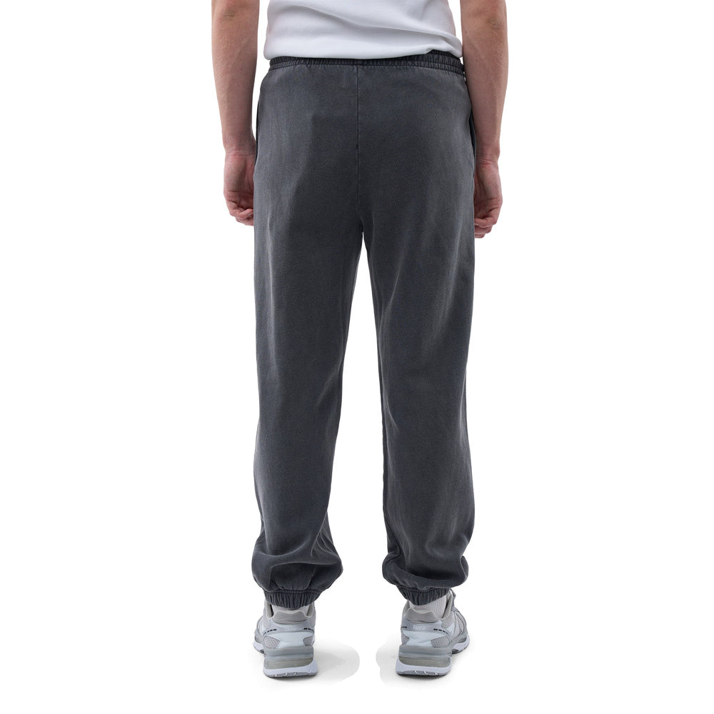 Pantaloni della tuta Colorful Standard Organic Relaxed Sweatpants Faded Black – indossati da un modello, vista posteriore
