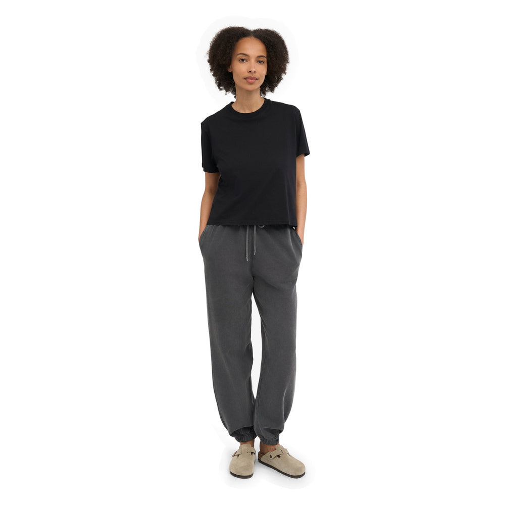 Pantaloni della tuta Colorful Standard Organic Relaxed Sweatpants Faded Black – indossati da una modella, figura intera