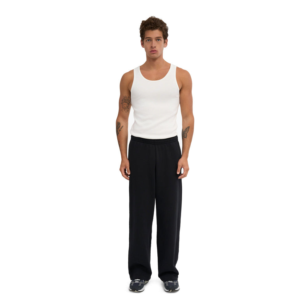 Pantaloni della tuta Colorful Standard Organic Straight Leg Sweatpants Deep Black – indossati da un modello, vista frontale
