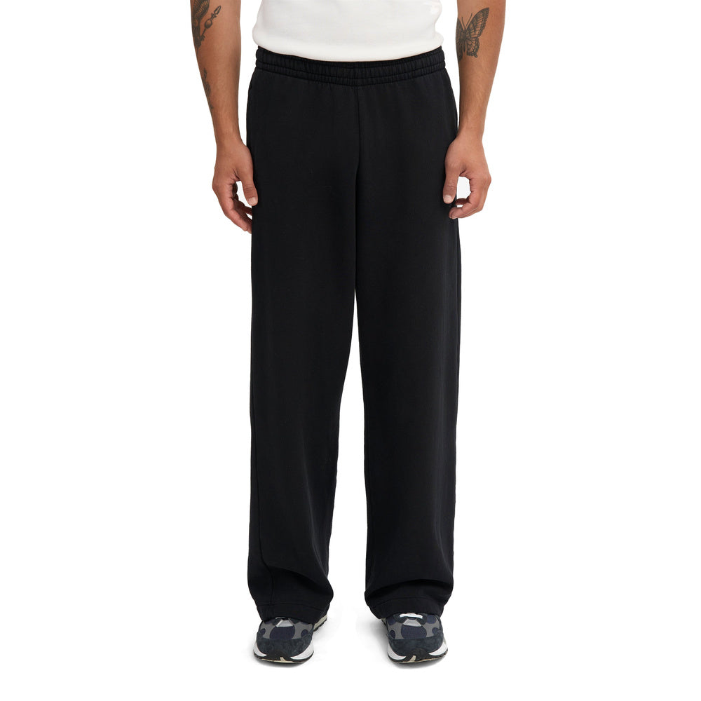 Pantaloni della tuta Colorful Standard Organic Straight Leg Sweatpants Deep Black – dettaglio indossati da un modello, vista frontale