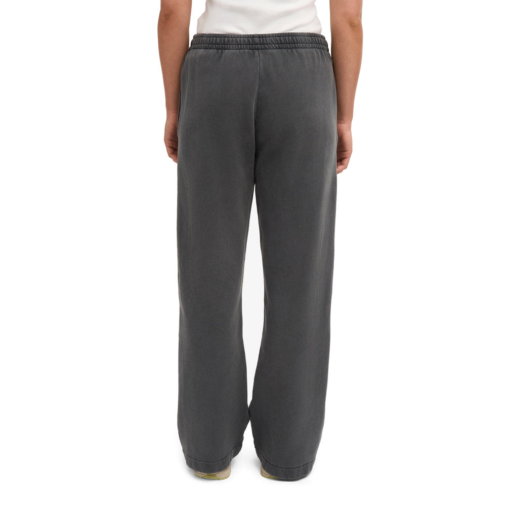Pantaloni della tuta Colorful Standard Organic Straight Leg Sweatpants Faded Black – indossati da una modella, vista posteriore