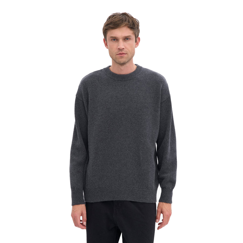 Maglione Colorful Standard Oversized Merino Wool Crew Lava Grey – indossato da un modello, vista frontale