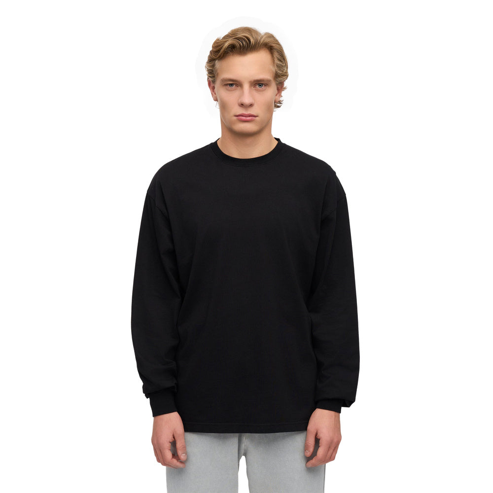 T-shirt Colorful Standard Oversized Organic LS T-Shirt Deep Black – indossata da un modello, vista frontale