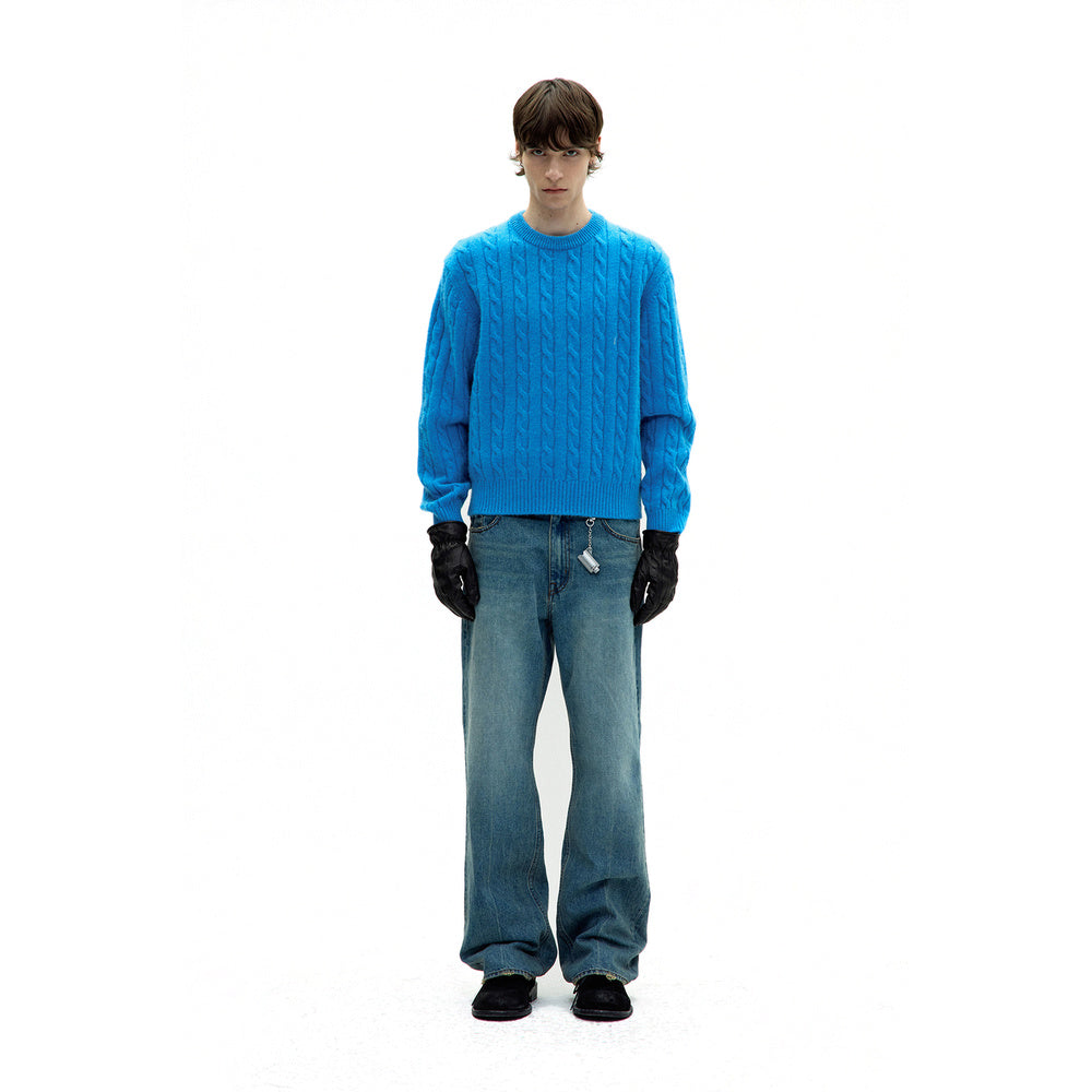 Maglione COOR Alpaca Blend Cable Sweater Blue Opal – indossato vista frontale