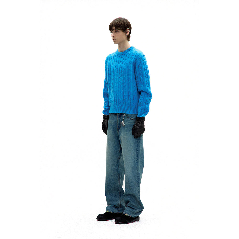 Maglione COOR Alpaca Blend Cable Sweater Blue Opal – indossato vista di tre quarti