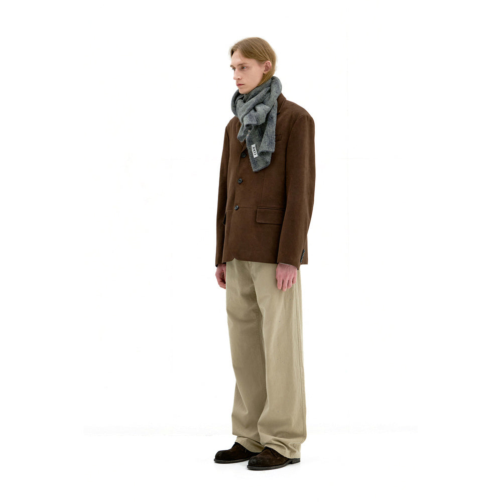 Sciarpa COOR Alpaca Blend Ombre Check Muffler Blue Grey – indossata vista di tre quarti